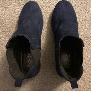 Woman’s navy size 8 suede bootie
